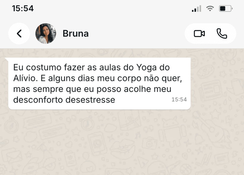 Print de conversa no WhatsApp: Bruna conta que faz as aulas do Yoga do Alívio e que a prática acolhe o desconforto do corpo.